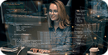 Desenvolvedora loira digita código em computador, tela com linhas de programação iluminadas ao fundo
