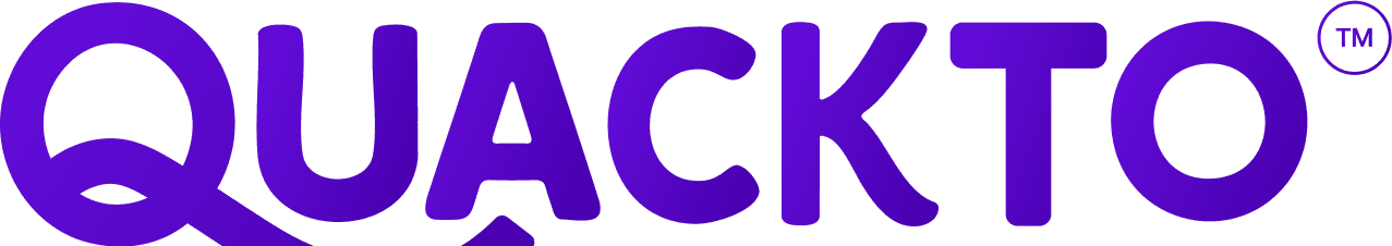 Logo da Quackto em roxo, com todas as letras maiúsculas em tipografia arredondada e espessa. O Q tem uma cauda alongada que passa por baixo das letras U e A, criando um traço elegante que se conecta ao restante da palavra. As demais letras (UACKTO) mantêm proporções equilibradas e cantos levemente suavizados. À direita da letra O, no canto superior, aparece o símbolo ™ (marca registrada) em roxo dentro de um pequeno círculo. Fundo totalmente transparente.