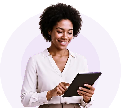 Profissional negra com cabelo crespo, sorridente, usando tablet, vestindo camisa clara.