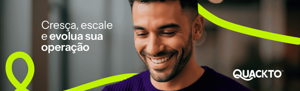 Banner publicitário da Quackto com a frase “Cresça, escale e evolua sua operação”, mostrando homem sorridente em fundo desfocado com elementos gráficos em verde neon e logotipo Quackto em branco.